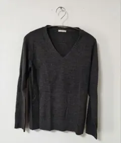 guダークグレー Vネック 長袖ニット Mサイズ