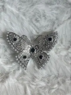 シルバー 蝶型ブローチ クリスタル装飾