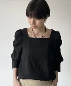 NEUNA(ヌナ) スクエアネックパワショル楊柳ブラウスのサムネイル