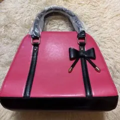 ピンクと黒のリボン付きショルダーバッグ