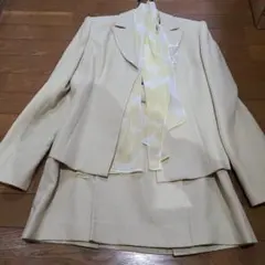 クリーム色 ジャケット スカートセットアップ
