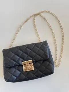 【美品】キルティングショルダーバッグ　ブラック　ゴールドチェーン