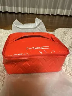 MAC 2025Wノベルティ レッドキルティングポーチ