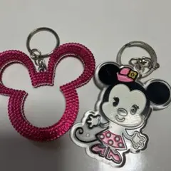 ミッキー型ピンクキーホルダーとミニーマウス