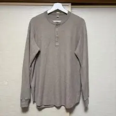 ベージュ ヘンリーネック 長袖カットソー ユニクロ