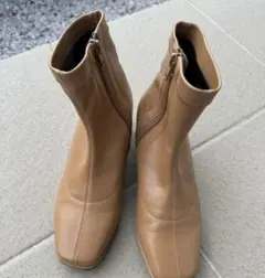 ベージュ合成皮革ショートブーツ