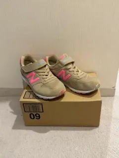 New Balance ベージュ/ピンク スニーカー