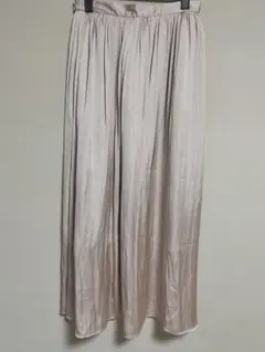 GU ベージュ サテン フレアロングスカート