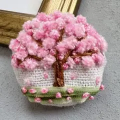 ハンドメイド　刺繍ブローチ　ふわふわ桜の木③ くるみボタン