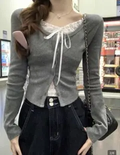 グレーのリボン付き長袖トップス