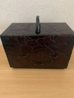 새겨진 손잡이가 달린 가마쿠라 조각 나무 바느질 상자