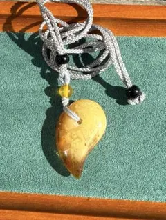 天然バルト海産　バルティックアンバー　勾玉　琥珀　ネックレス