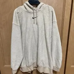 ベージュ パーカー