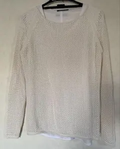 アイボリー 透かし編み 長袖ニット + 白いほぼノースリーブTシャツ