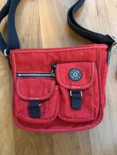 kipling 赤いショルダーバッグ、チャーム付き