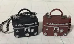 JILLSTUART ミニブローチバニティキーホルダー　ブラック　ワイン