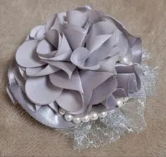 グレー フラワーコサージュ パール付き