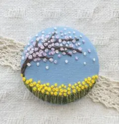 手刺繍★くるみボタンブローチ★菜の花と桜