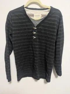 ボーダー 長袖カットソー Vネック　ブラック系　重ね着風デザイン　ボタン付き