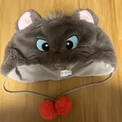 猫デザインのフリース帽子とぬいぐるみ