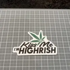 【J037】防水ステッカー　マリファナ　カンナビス　キスミー　Kiss me