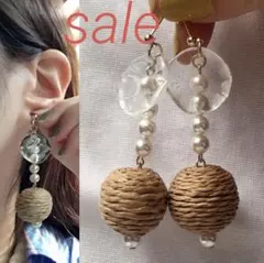 #324ラフィアボール×スワロフスキーパールピアス／イヤリング　ハンドメイド