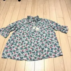 今日だけ価格。新品。ユニクロPaul＆Joeコラボ白にブルー花束柄のブラウス