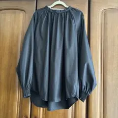 黒 バルーンスリーブ 長袖シャツ