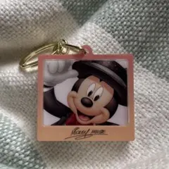ミッキー　バースデー シークレットアクリルキーチェーン　サイン ディズニーストア