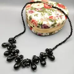 漆黒の滴が連なるオニキスネックレス 〜深い艶を纏う優美なシルエット〜