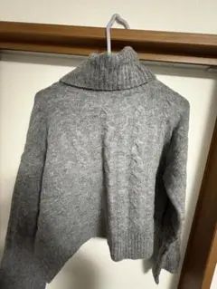 グレー ケーブル編み タートルネックセーター
