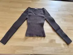 GYDA ショート丈　Vネックリブニット