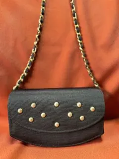スタッズ装飾の黒いクラッチバッグ
