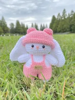 ふわふわピンクのサロペットうさぎ（ハンドメイド）