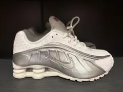 Nike Shox R4 ホワイト/シルバー
