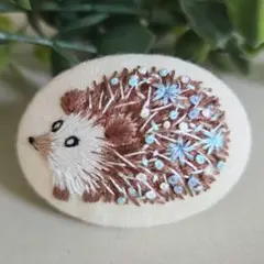 #063　ハリネズミ　刺繍ブローチ　ハンドメイド　くるみボタン