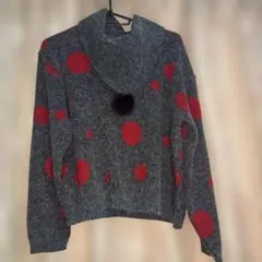 セーターグレー 赤いドット