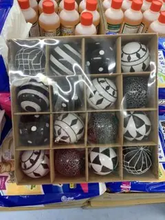 クリスマス用のデコレーションボールセットです。 モノトーンのデザインで