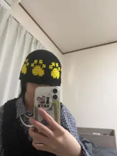 黒と黄色の足跡模様ニット帽