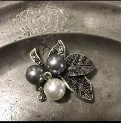 葉っぱとパール　ホワイトアンドグレー　のブローチ サービスの袋付き　送料無料