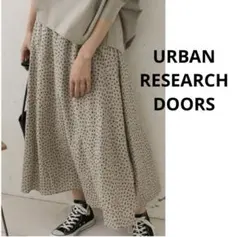 URBAN RESEARCH DOORS 小花柄スカートのサムネイル