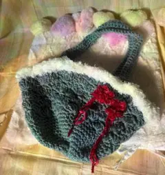 お花のモチーフがかわいいミニバッグ