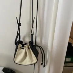 巾着型ショルダーバッグ ベージュと黒