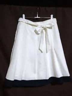 オフホワイト ひざ丈 フレアスカート裾ネイビー リボン付き Lサイズ69－77