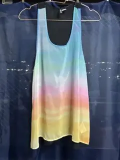 H&Mのレインボーシアータンクトップ