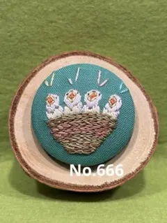 くるみボタン刺繍ヘアゴムorブローチ キツネと小鳥 動物刺繍 メルヘン