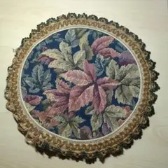 葉模様　円形刺繍装飾