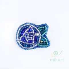 青バラの蕾ビーズ刺繍ブローチ　ハンドメイドアクセサリー