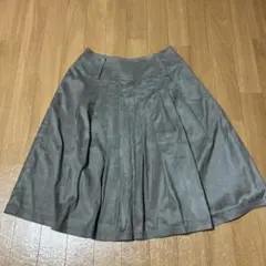 ピノーレ PINORE グレー プリーツスカート ひざ丈 スエード風