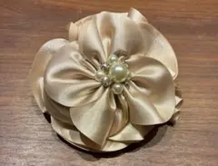 ベージュ花モチーフ コサージュ